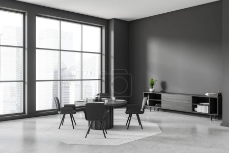 Foto de Interior de la sala de estar oscura con sillas y mesa en la alfombra, vista lateral, suelo de hormigón gris. Aparador con decoración y ventana panorámica en Singapur. Mockup pared vacía. Renderizado 3D - Imagen libre de derechos