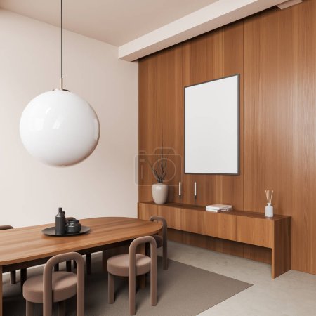 Foto de Interior de la sala de estar beige con mesa y sillas, vista lateral, decoración de arte en la cómoda de madera, piso de hormigón ligero. Prepara un póster en blanco. Renderizado 3D - Imagen libre de derechos