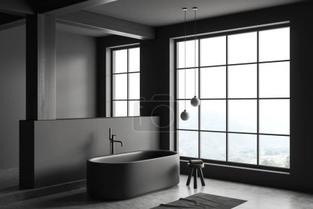 Téléchargez les photos : Intérieur salle de bain sombre avec baignoire, tabouret avec serviette, vue latérale. Cloison et fenêtre panoramique sur campagne, lampe et sol en béton gris. rendu 3D - en image libre de droit