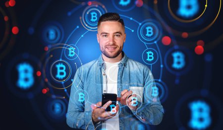 Foto de Retrato sonriente de hombre de negocios con teléfono inteligente, holograma brillante con cadena de circuito de bitcoin. Concepto de blockchain, dinero de Internet, e-pago y criptomoneda - Imagen libre de derechos