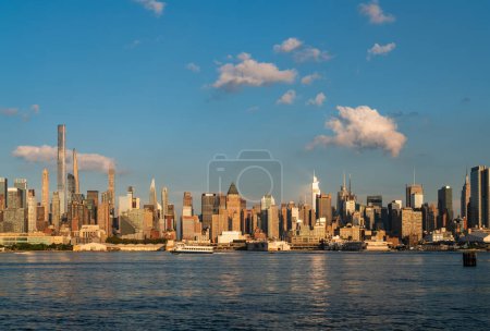 Téléchargez les photos : Magnifique panorama de la ville de New York avec ferry par temps ensoleillé. Les États-Unis d'Amérique. Concept de tourisme et de tourisme - en image libre de droit
