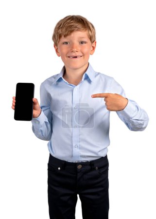 Foto de Dedo de niño de la escuela feliz señalando el teléfono en la mano, oferta y recomendación aislado sobre fondo blanco. Concepto de aplicación móvil y compras en línea - Imagen libre de derechos