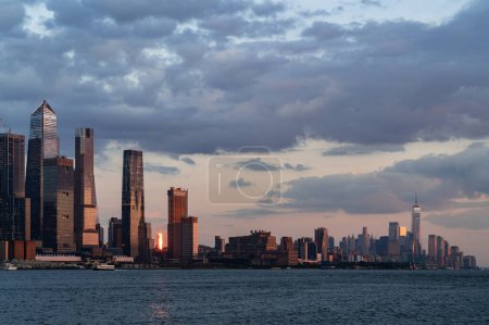 Foto de Magnífico paisaje urbano de Nueva York en la noche nublada. Nueva York, los Estados Unidos de América. Concepto de turismo y turismo - Imagen libre de derechos
