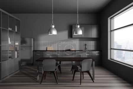Foto de Interior de la elegante cocina con paredes grises, suelo de madera oscura, armarios grises, gran mesa de comedor con sillas grises y ventana con paisaje urbano borroso. Armario a la izquierda. renderizado 3d - Imagen libre de derechos