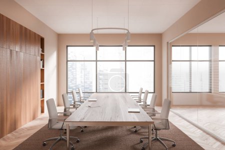 Foto de Interior de la conferencia de oficina de madera beige con sillones y computadora portátil a bordo, alfombra en piso de madera dura. Área de reuniones de negocios con ventana panorámica en rascacielos. Renderizado 3D - Imagen libre de derechos