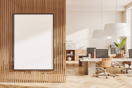 Foto de Moderno interior de oficina con sillones, escritorio con ordenadores PC en suelo de madera. Aparador con documentos y decoración. Partición de madera con gran maqueta de póster de lona. Renderizado 3D - Imagen libre de derechos
