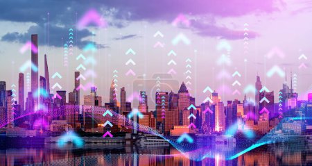 Téléchargez les photos : Réseau flou et hologramme flèches sur fond de New York en soirée. Concept de connexion internet et de smart city - en image libre de droit