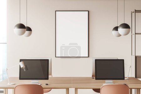 Foto de Interior de negocios beige con escritorio compartido y ordenador PC. Zona de coworking con ventana panorámica sobre rascacielos. Mock up cartel de lona. Renderizado 3D - Imagen libre de derechos