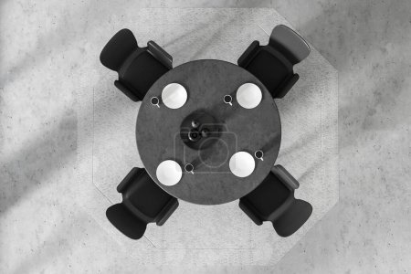 Téléchargez les photos : Vue de dessus du salon sombre intérieur avec table à manger et vaisselle, chaises au sol en béton gris. Espace repas minimaliste avec quatre sièges. rendu 3D - en image libre de droit