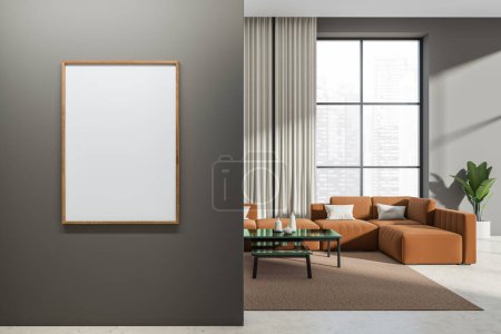 Téléchargez les photos : Salon sombre intérieur avec canapé brun et table basse, sol en béton clair. Fenêtre panoramique sur Singapour vue sur la ville. Affiche maquette sur mur gris avant l'entrée. rendu 3D - en image libre de droit
