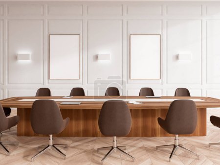 Téléchargez les photos : Intérieur de la salle de réunion moderne avec murs blancs, sol en bois, longue table de conférence avec chaises brunes et deux affiches verticales maquillées. Rendu 3d - en image libre de droit