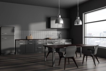 Foto de Esquina de elegante cocina con paredes grises, suelo de madera oscura, armarios grises, gran mesa de comedor con sillas grises y ventana con paisaje urbano borroso. renderizado 3d - Imagen libre de derechos