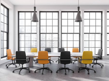 Foto de Interior de la elegante sala de reuniones con paredes blancas, suelo de hormigón, mesa de conferencias larga con sillas amarillas y negras y grandes ventanales con paisaje urbano. renderizado 3d - Imagen libre de derechos