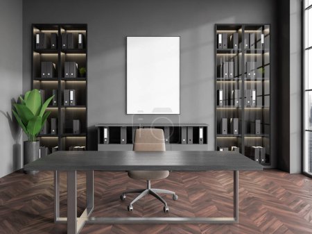 Foto de Interior de la elegante oficina CEO con paredes grises, suelo de madera, mesa de madera oscura y armario con carpetas. Una maqueta vertical de póster. renderizado 3d - Imagen libre de derechos