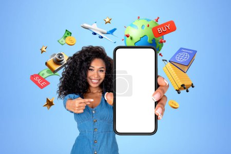 Foto de Sonriente dedo de mujer africana en la pantalla del teléfono inteligente simulada vacía, aplicación móvil para comprar vacaciones de verano tour en línea, reserva de hotel y entradas. Concepto de turismo y viaje - Imagen libre de derechos