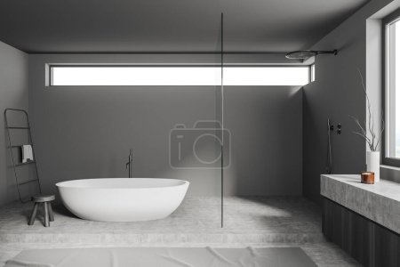 Téléchargez les photos : Intérieur salle de bain sombre avec baignoire et douche sur podium, échelle de rail et accessoires au sol en béton gris. Coin lavage hôtel avec fenêtre. rendu 3D - en image libre de droit