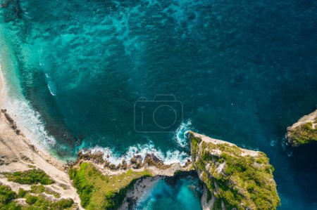 Téléchargez les photos : Vue aérienne sur drone de la plage rocheuse avec falaise. Côte de l'océan Indien. Espace de copie pour le texte. Nature et fond de voyage. Beau concept naturel de voyage de vacances d'été. Vagues et sable. - en image libre de droit