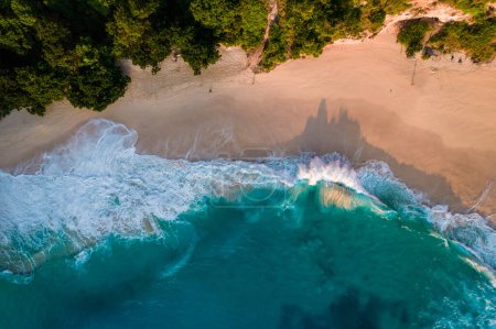 Vue aérienne sur drone de la plage rocheuse avec falaise. Côte de l'océan Indien. Espace de copie pour le texte. Nature et fond de voyage. Beau concept naturel de voyage de vacances d'été. Vagues et sable.