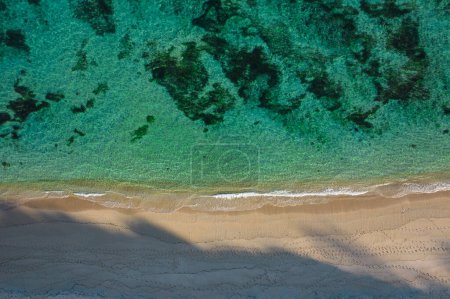 Téléchargez les photos : Vue aérienne du drone sur la plage de sable blanc. Côte de l'océan Indien. Espace de copie pour le texte. Nature et fond de voyage. Beau concept naturel de voyage vacances d'été. - en image libre de droit