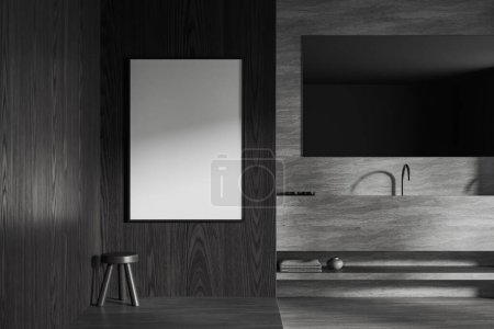 Téléchargez les photos : Intérieur sombre de la salle de bain de l'hôtel avec lavabo et long miroir, accessoires et tabouret dans le coin sur podium en bois noir, sol en béton gris. Affiche en toile maquillée. rendu 3D - en image libre de droit