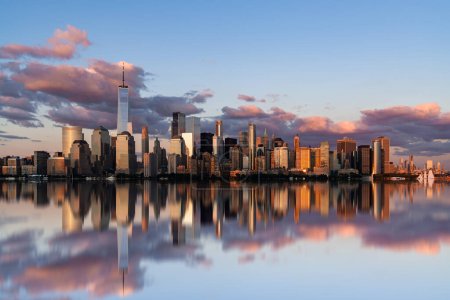 Foto de Skyline de la ciudad de Nueva York y su reflejo en el agua en el día nublado. Nueva York, los Estados Unidos de América. Concepto de turismo y turismo - Imagen libre de derechos