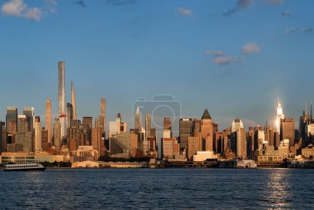 Téléchargez les photos : Bâtiments commerciaux new-yorkais à l'heure d'or, front de mer et société financière. Paysage urbain de New York, bâtiments d'affaires de Manhattan au coucher du soleil et Hudson River - en image libre de droit