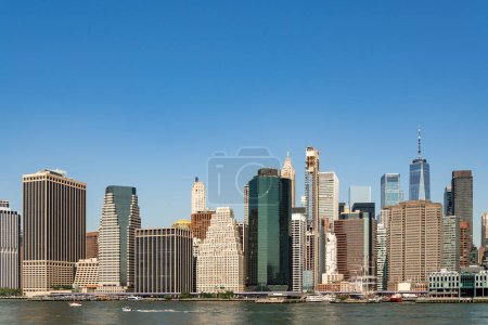Foto de Torres de vidrio de la ciudad de Nueva York en el día claro. Los Estados Unidos de América. Concepto de turismo y turismo. Distrito financiero del centro - Imagen libre de derechos