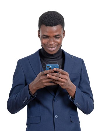 Foto de Feliz empresario africano trabajando con smartphone, feliz retrato sonriente y mecanografía de manos. Aislado sobre fondo blanco. Concepto de redes sociales, compras en línea y red - Imagen libre de derechos