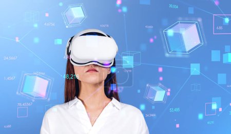 Téléchargez les photos : Portrait de jeune femme portant des lunettes VR sur fond bleu avec double exposition d'interface réseau immersive. Concept de métaverse - en image libre de droit