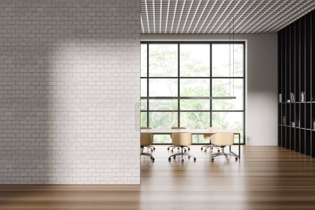 Téléchargez les photos : Intérieur d'une élégante salle de réunion avec murs en briques blanches et blanches, sol en bois, longue table de conférence avec chaises jaunes et fenêtre avec vue tropicale. Maquette de mur à gauche. Rendu 3d - en image libre de droit