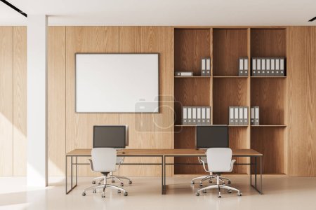 Foto de Acogedor interior de coworking con escritorio compartido, sillas y ordenadores PC en fila. Estante de madera con carpetas, maqueta de póster de lona en la pared. Renderizado 3D - Imagen libre de derechos