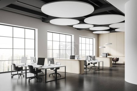 Foto de Interior de moderna oficina de espacio abierto con paredes blancas y amarillas, suelo de hormigón, mesas de ordenador blancas con sillas y columnas. renderizado 3d - Imagen libre de derechos