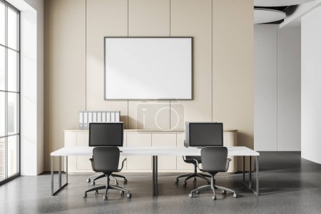 Interior de coworking beige con sillones, mesa compartida con ordenadores PC. Aparador con carpetas y ventana panorámica en rascacielos. Mock up cartel de lona. Renderizado 3D