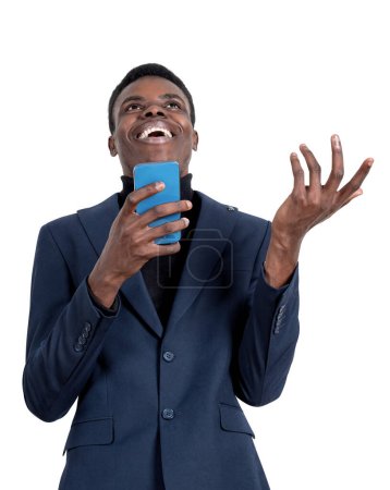 Foto de Feliz hombre de negocios negro riendo, teniendo una videoconferencia y un gesto. Aislado sobre fondo blanco. Concepto de visión y solución - Imagen libre de derechos