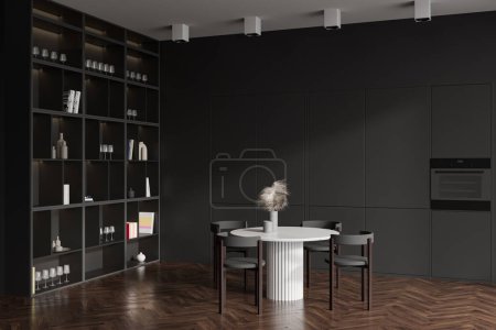 Foto de Interior de la cocina oscura con mesa de comedor y sillas, vista lateral, armario con gafas y decoración, suelo de madera. Electrodomésticos de cocina y horno ocultos. Renderizado 3D - Imagen libre de derechos