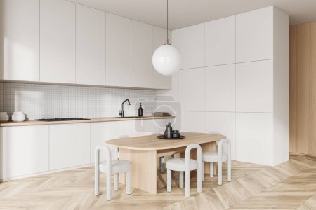 Foto de Interior de la cocina blanca con mesa de comedor y sillas, vista lateral, suelo de madera. Utensilios de cocina y armarios ocultos, estantes ocultos minimalistas. Renderizado 3D - Imagen libre de derechos