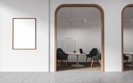 Foto de Interior del área de reunión en banco con paredes blancas y de madera, suelo de baldosas, mesas redondas con sillas negras en cubículos y póster de maqueta vertical. renderizado 3d - Imagen libre de derechos