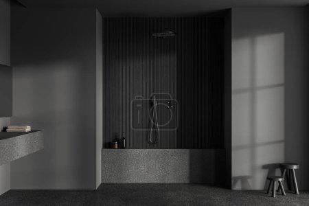 Téléchargez les photos : Intérieur de la salle de bain élégante avec des murs en bois gris et foncé, sol en pierre et douche à effet pluie confortable. Rendu 3d - en image libre de droit