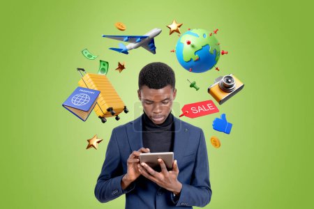 Foto de Hombre de negocios africano mirando la tableta, el uso de la aplicación móvil o sitio web para pedir boletos, reserva en línea y la planificación de un viaje de negocios. Concepto de viaje oficial y vacaciones - Imagen libre de derechos