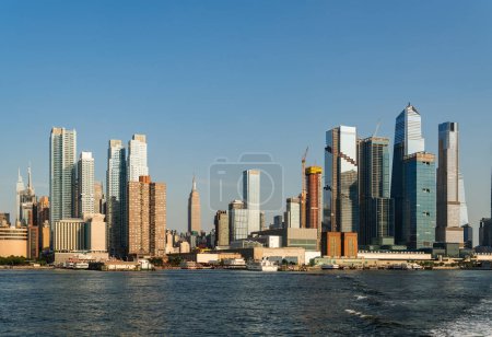Téléchargez les photos : New York gratte-ciel de bureau sous le ciel bleu à la lumière du jour, front de mer et société financière. Paysage urbain de New York, bâtiments d'affaires de Manhattan en été - en image libre de droit