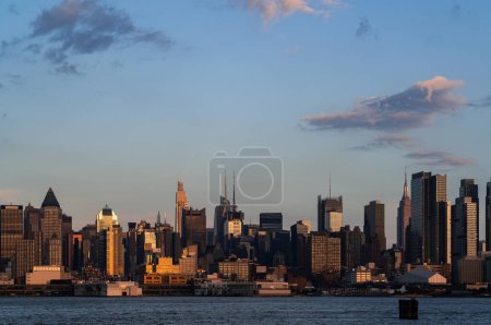 Foto de Torres de vidrio de la ciudad de Nueva York al atardecer. Los Estados Unidos de América. Concepto de turismo y turismo - Imagen libre de derechos