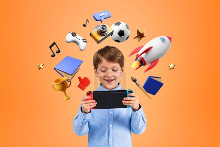 Téléchargez les photos : Enfant souriant avec console dans les mains, jeux vidéo et e-learning, opportunités futures et passe-temps artistiques. Concept de divertissement et d'éducation en ligne - en image libre de droit