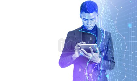 Téléchargez les photos : Portrait de jeune homme d'affaires afro-américain utilisant un ordinateur tablette avec double exposition de graphique numérique sur fond blanc. Concept de trading. Maquette - en image libre de droit
