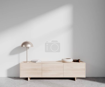 Foto de Elegante salón interior con aparador de madera con decoración de arte minimalista, piso de hormigón gris. Área de galería minimalista con simulacro de pared blanca vacía. Renderizado 3D - Imagen libre de derechos