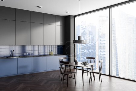 Téléchargez les photos : Intérieur de cuisine bleu et gris avec table à manger en bois, vue latérale fenêtre panoramique sur les gratte-ciel. Cuisine moderne et coin repas dans l'appartement à la maison. rendu 3D - en image libre de droit