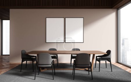 Foto de Interior del elegante comedor con paredes de color beige y madera, suelo de madera, mesa larga con sillas grises y dos marcos verticales de póster. renderizado 3d - Imagen libre de derechos