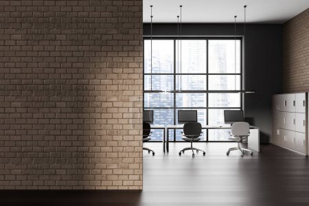 Foto de Interior de oficina marrón oscuro con sillones y escritorio de PC en fila. Zona de coworking con ventana panorámica y estantes, suelo de madera. Copiar espacio vacío tabique de pared de ladrillo. Renderizado 3D - Imagen libre de derechos