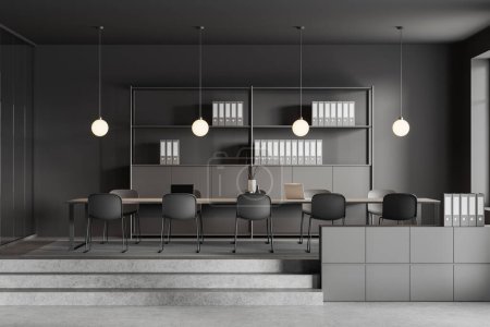 Foto de Interior de la elegante sala de reuniones de oficina con paredes grises, piso de hormigón, mesa de conferencias larga con sillas, escaleras y librería con carpetas. renderizado 3d - Imagen libre de derechos