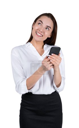 Foto de Mujer de negocios sonriente que trabaja con el teléfono, en línea navegar por Internet y soñar. Aislado sobre fondo blanco. Concepto de comunicación y redes sociales - Imagen libre de derechos