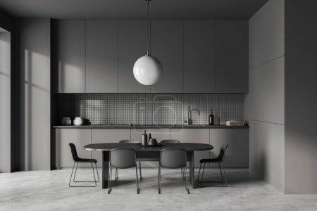 Foto de Interior de la cocina oscura con mesa de comedor y sillas, suelo de hormigón gris. Menaje de cocina y armarios ocultos, estantes minimalistas y ventana. Renderizado 3D - Imagen libre de derechos